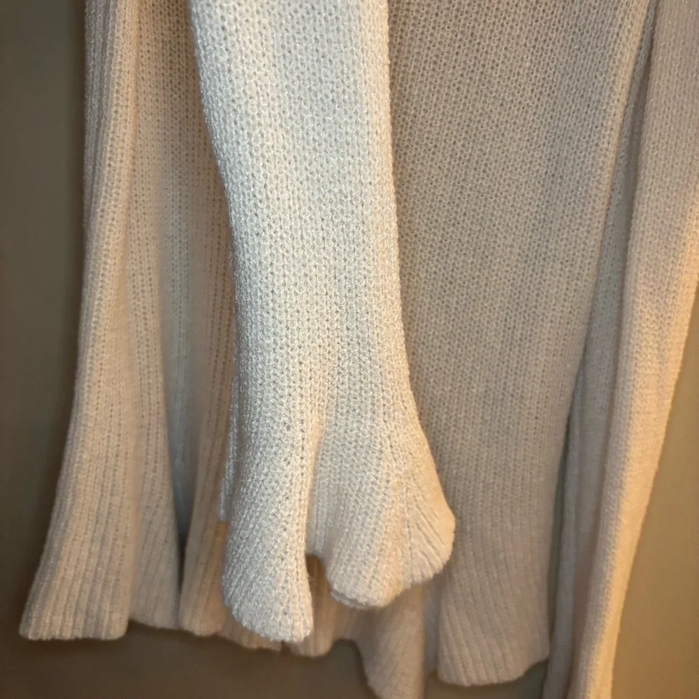 NWT Express Women’s White Long-sleeve Sweater Size L